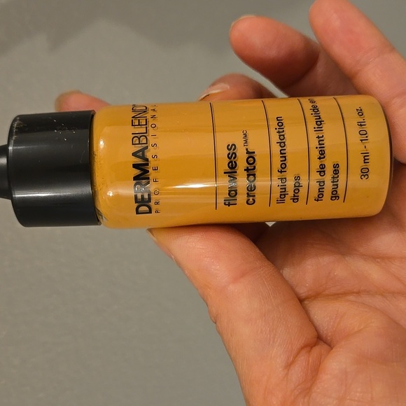 Laura Mercier & DermaBlend  Foundation Bundle Set - Picture 4 of 5